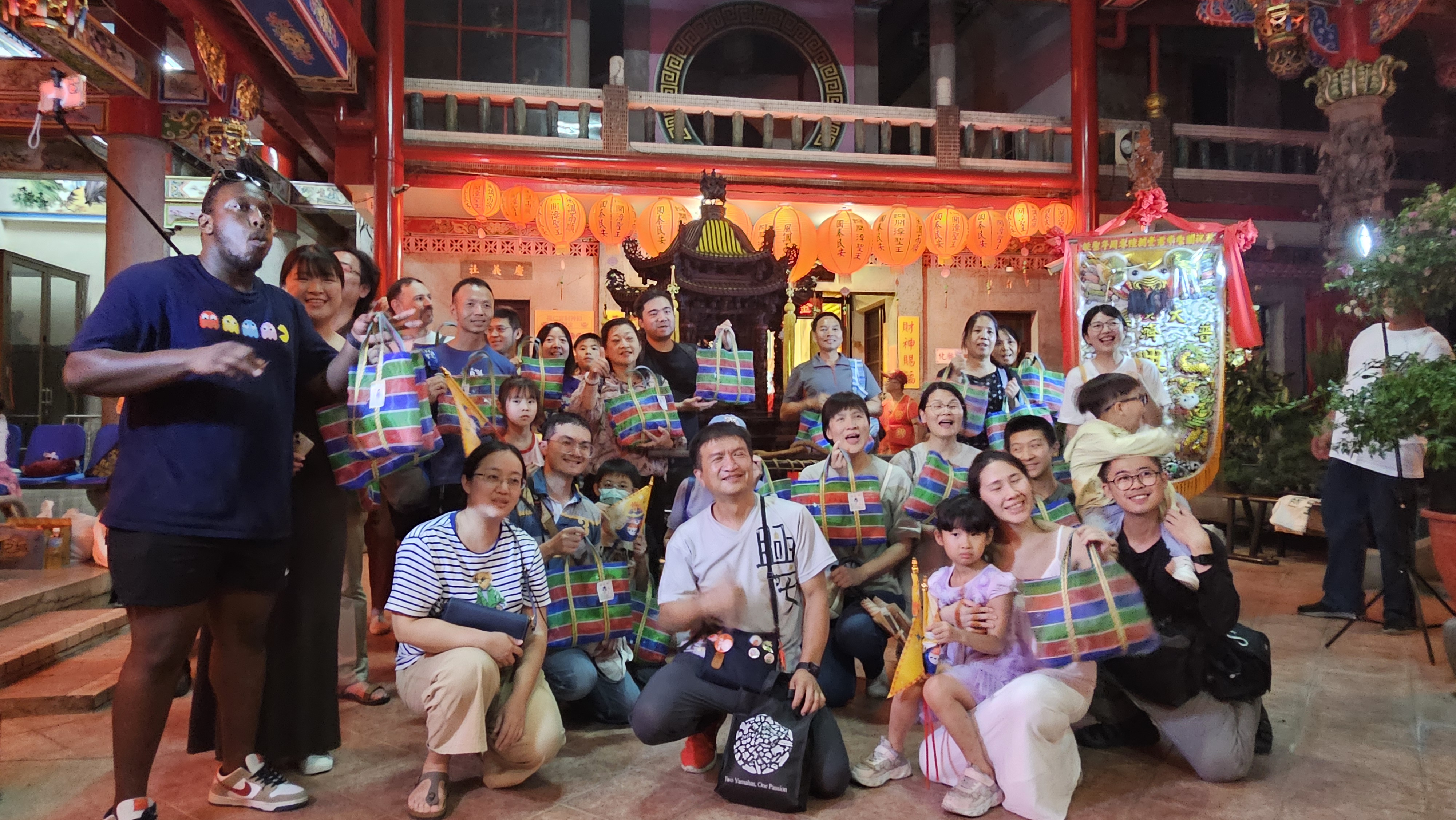 Bilingual Tour ✦ Bilingual Festival Parade in DAXI